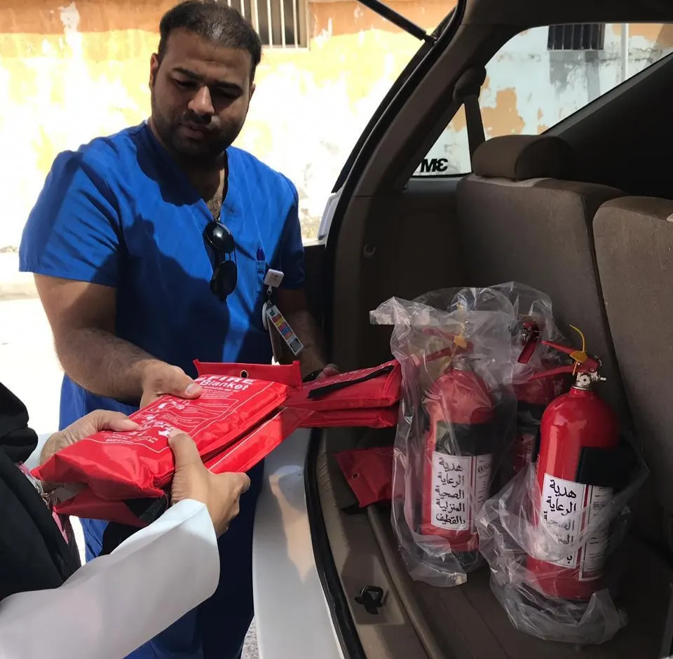 مركزي القطيف يدرب مرضى الطب المنزلي.. ويهديهم 300 طفاية وبطانية حريق
