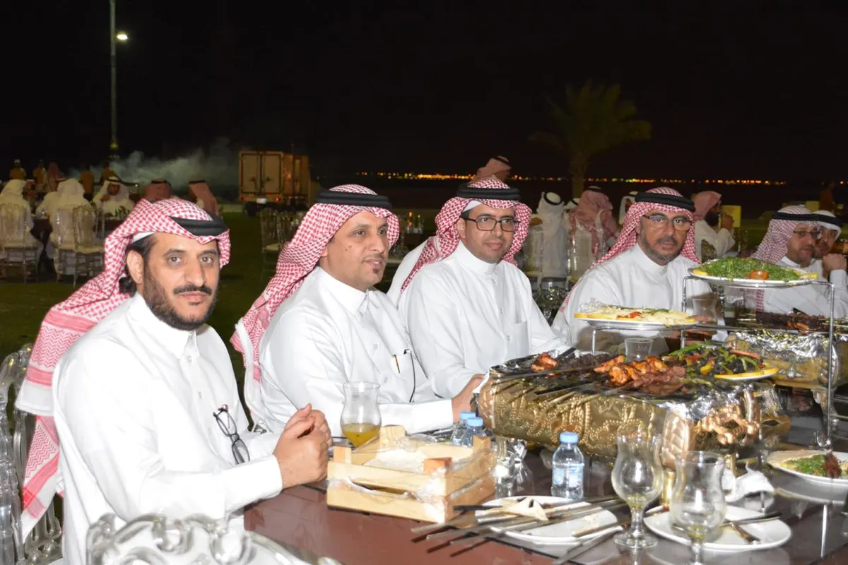 مأدبة عشاء تجمع 150 تربويًا وتحتفي بالمتقاعدين بالقطيف