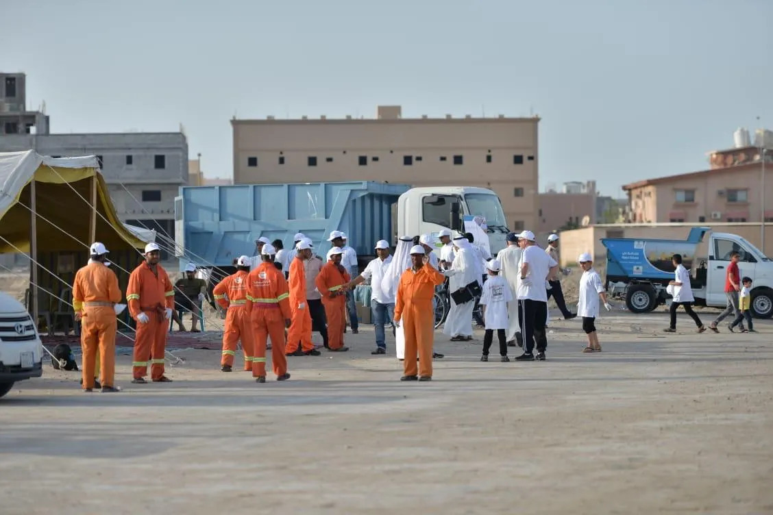 في جزيرة تاروت.. 250 متطوعًا ينظفون شاطئ الرملة البيضاء