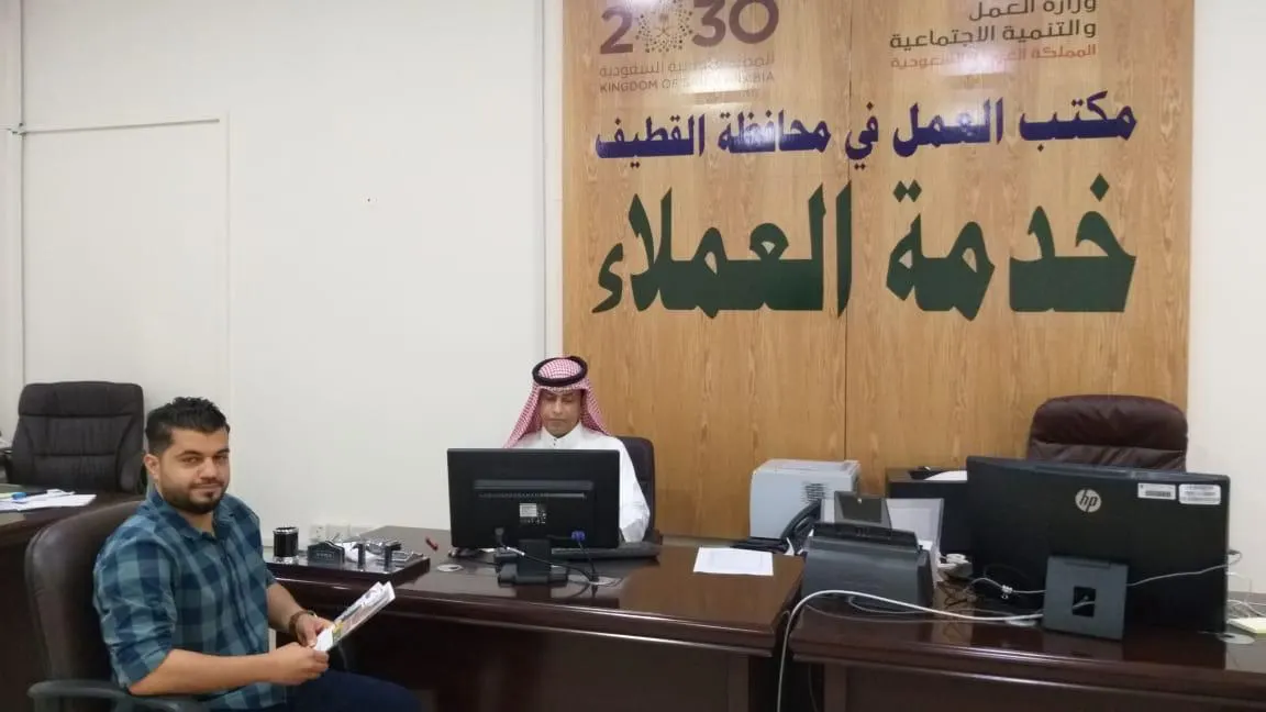 في يومهم العالمي.. «عمل القطيف» يثقّف الوافدين بحقوق العمال