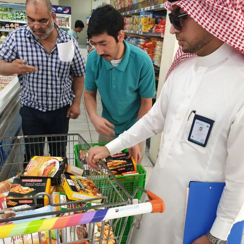 في القطيف.. إغلاق 16 محلًا مخالفًا وضبط 700 كجم مواد غير صالحة للاستهلاك الآدمي