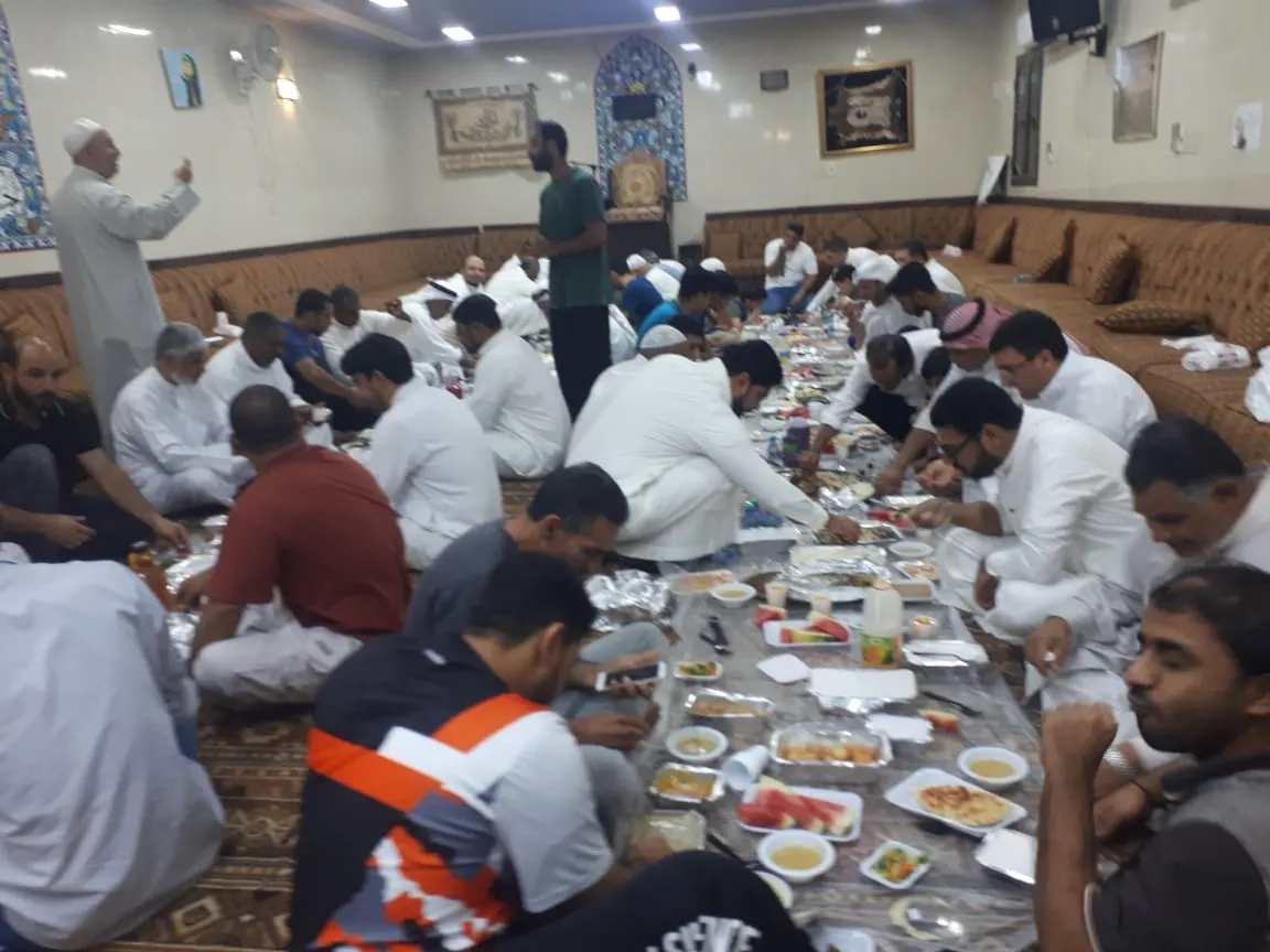 بالصور.. إفطار رمضاني يجمع مكرمي الموتى بالقطيف على مائدة واحدة