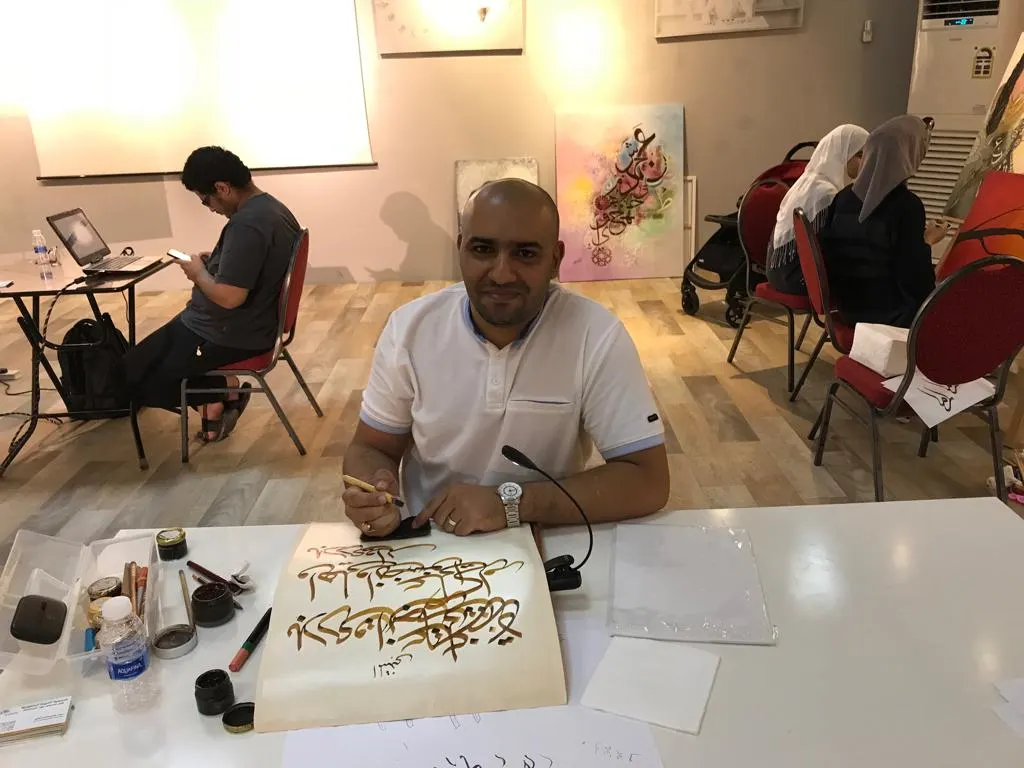 في القديح.. الخطاط العلوي معلمه نسب موهبته لأخته و«ساجد» طوّرها