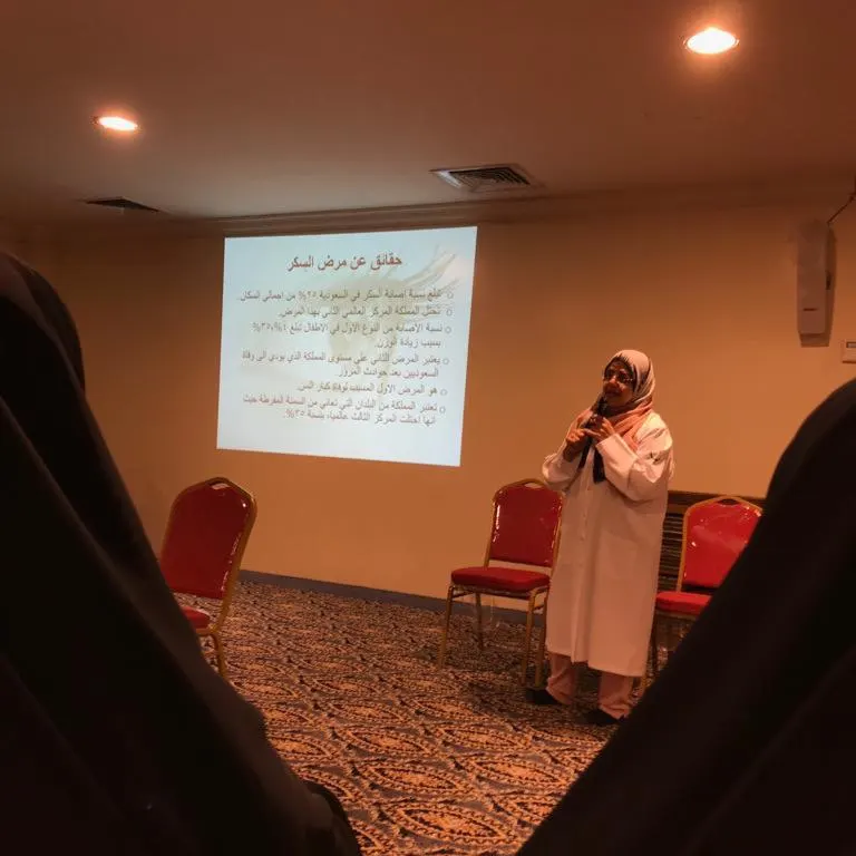 في سيهات.. اختصاصية تثقف زائرات «مسجد الحمزة» بأمراض العين وعلاجها