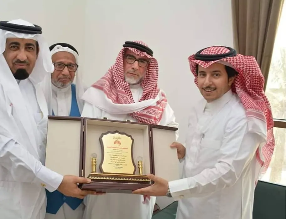 البحاري تعايد رئيس البلدية بدرع تذكاري.. وتجدد احتياجات البلدة