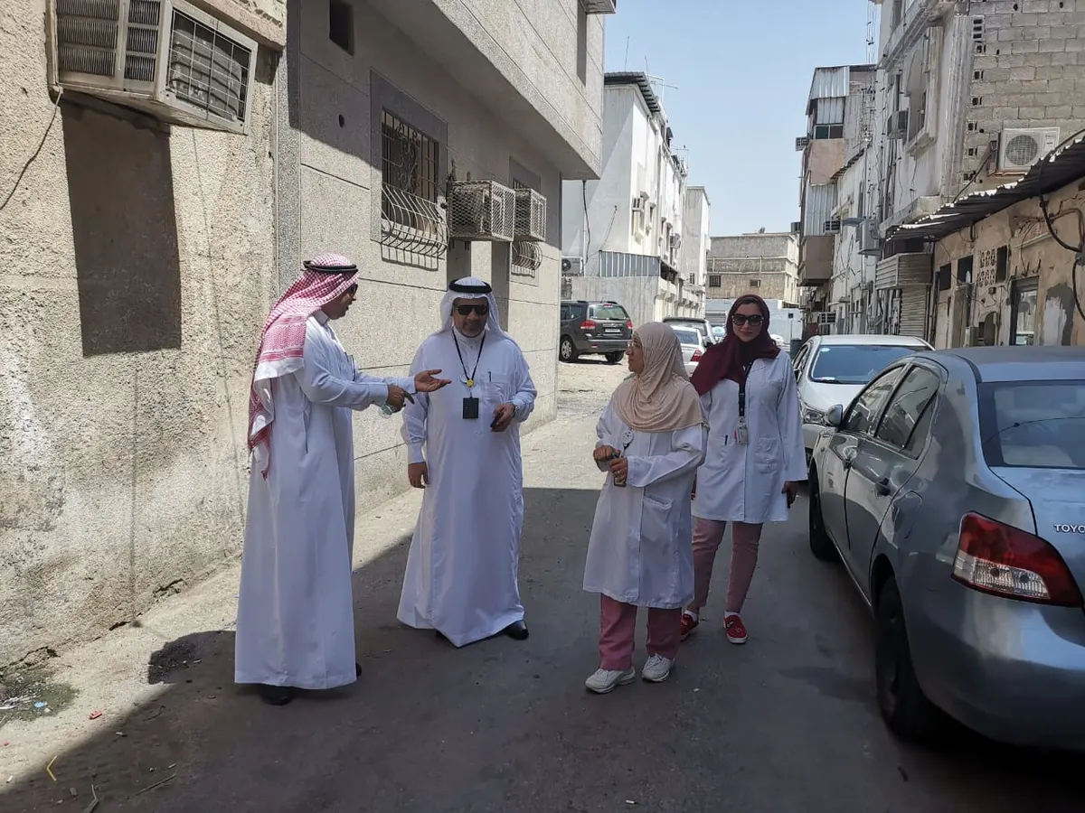 بالصور.. مركزي القطيف يحتفي بمرضاه ويعايد «الرعاية المنزلية» في بيوتهم