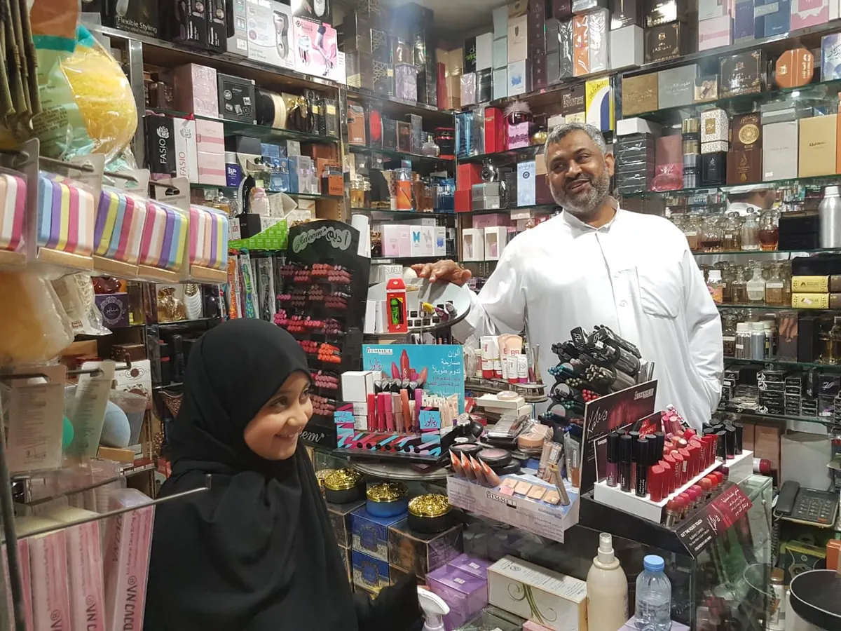 بعد أن كان بائع آيس كريم.. العباس يروي قصة تحوله لصاحب أشهر محل عطور في الخويلدية