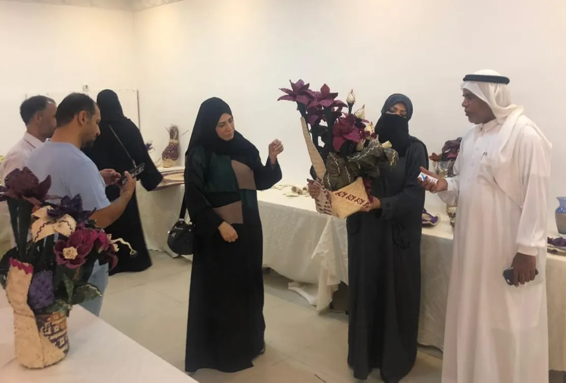 في صفوى.. آل حمدان حناية يزهر «الخوص» في يديها