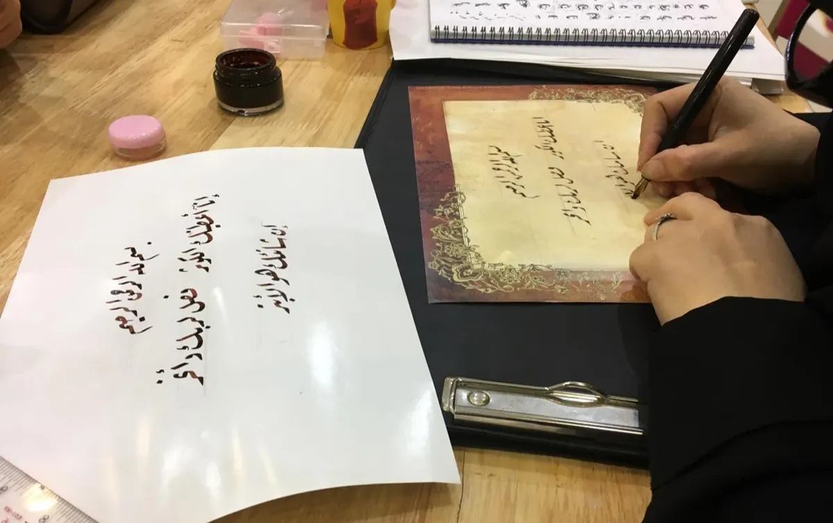 في القطيف.. تطبيق مباشر للخطوط العربية يجتذب زوار «همس القلم»