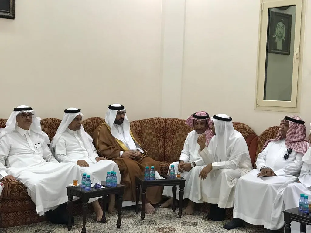 محافظ القطيف يقدم واجب العزاء لأسرة الزاير