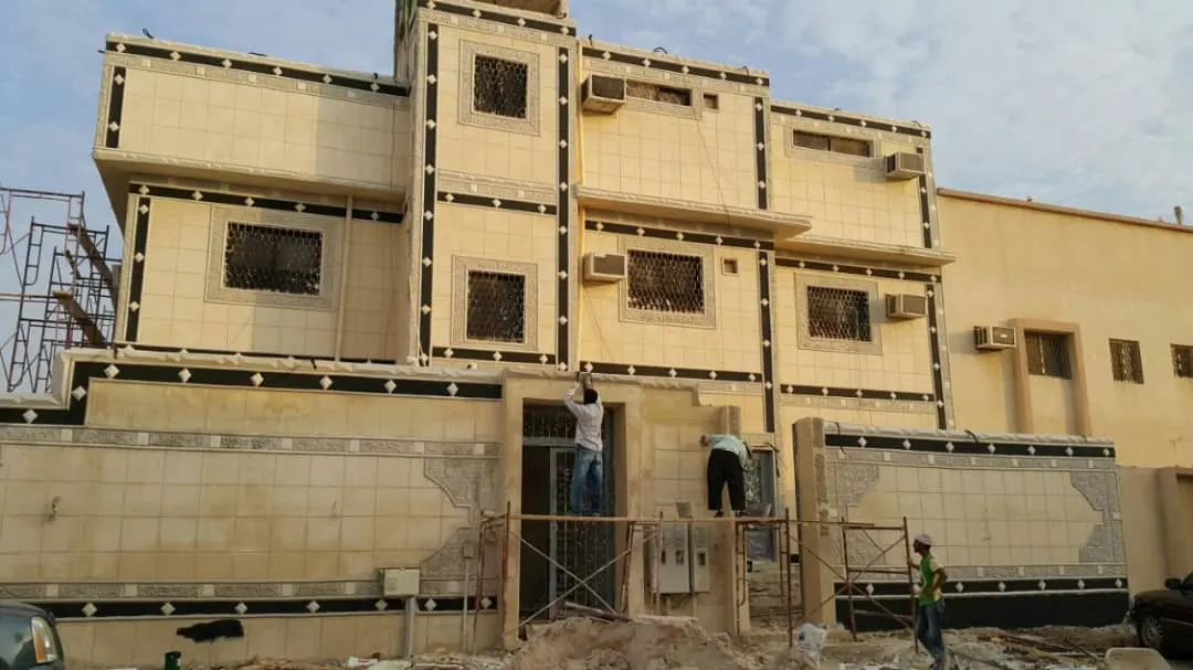 «اللياسة الملونة» بديلًا للحجر لتجديد واجهات المنازل والعمارات وبأقل تكلفة