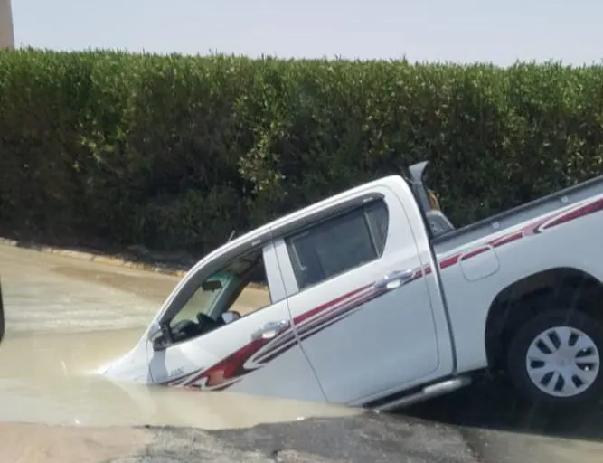 كسر يغرق دوار تاروت بالمياه.. وانهيار يبتلع مقدمة سيارة