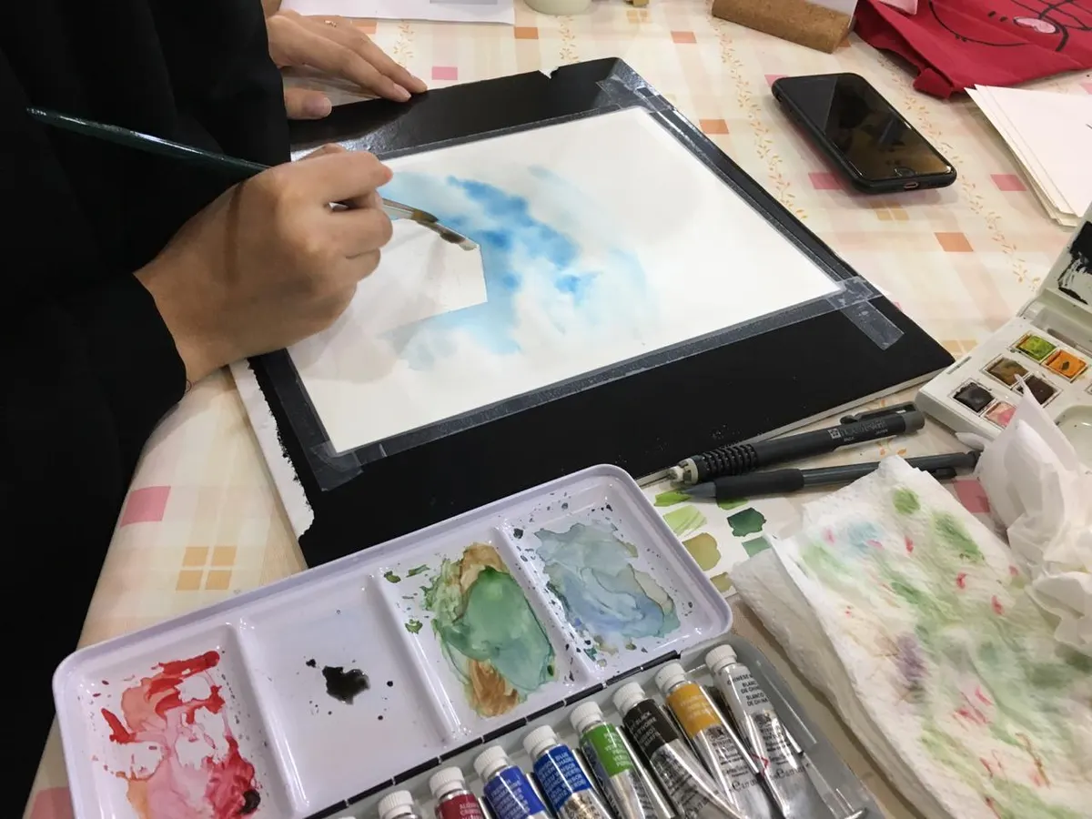 في التوبي.. الناصر بعد رسمها لوحة بـ«زيت القلي».. مهرجان الأسر المنتجة يكشف موهبتها