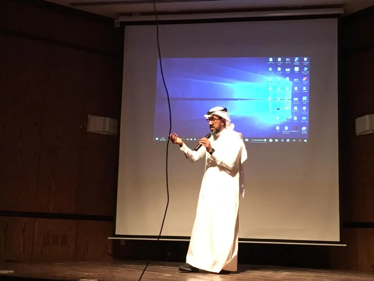 في القطيف.. عابد يعقد مقارنة بين أنواع الخط العربي وأدواته.. أمام والدته