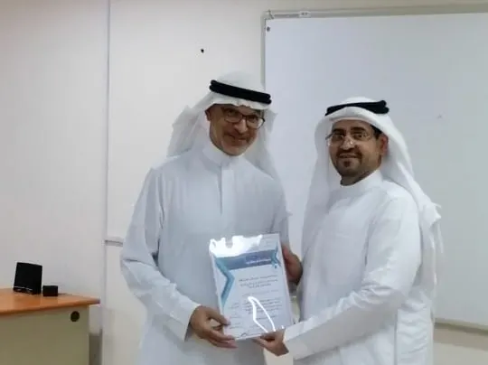 في القطيف.. آل سليس يُكرم الهيئة الإدارية والتعليمية نظير جهودها الصيفية