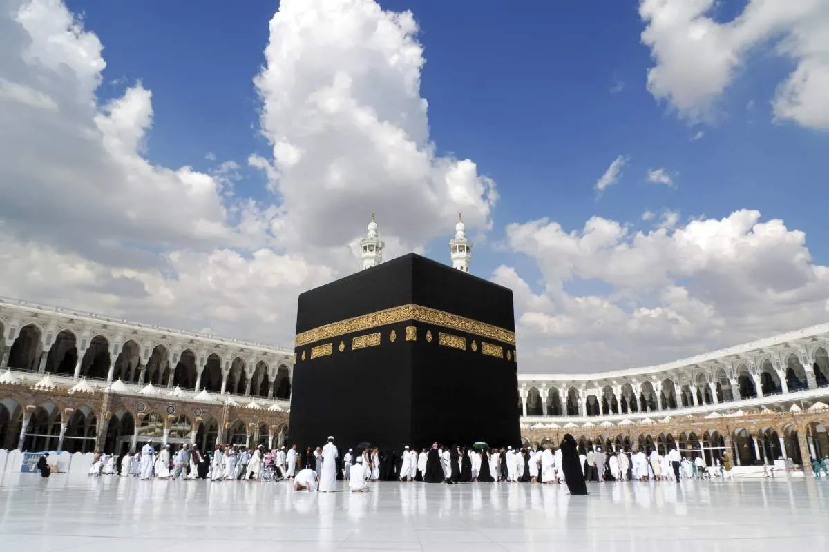خيرية القطيف تُحقق أمنية خمسة من أبنائها بأداء مناسك الحج