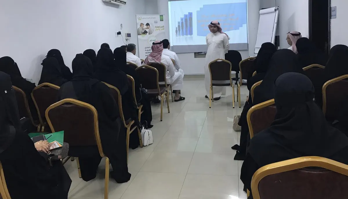 في سنابس.. أمهات يبحثن عن أسرار مراهقيهن في محاضرة آل ناصر