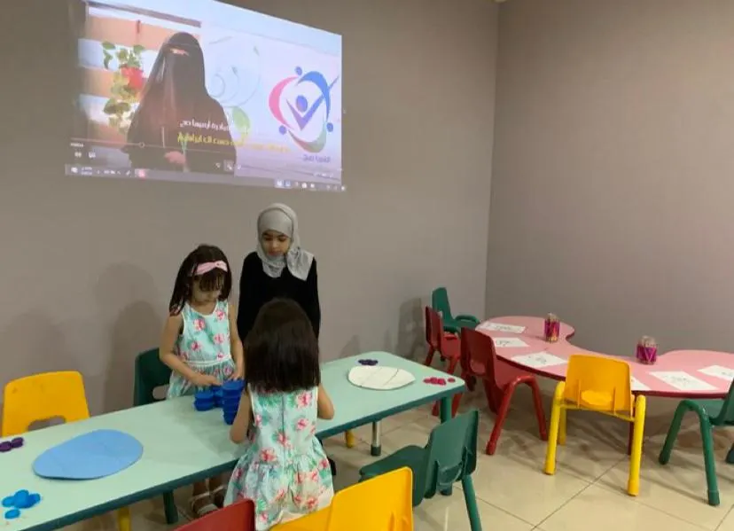 سيدات وأطفال يستفدن من فرز النفايات وتصنيفها.. في خيرية عنك