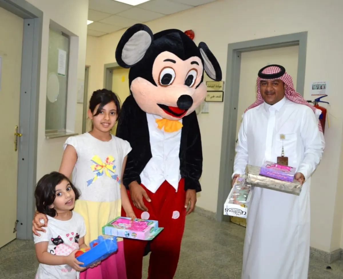 بالصور.. مستشفى عنك يعايد مرضاه ومراجعيه بالورود والهدايا