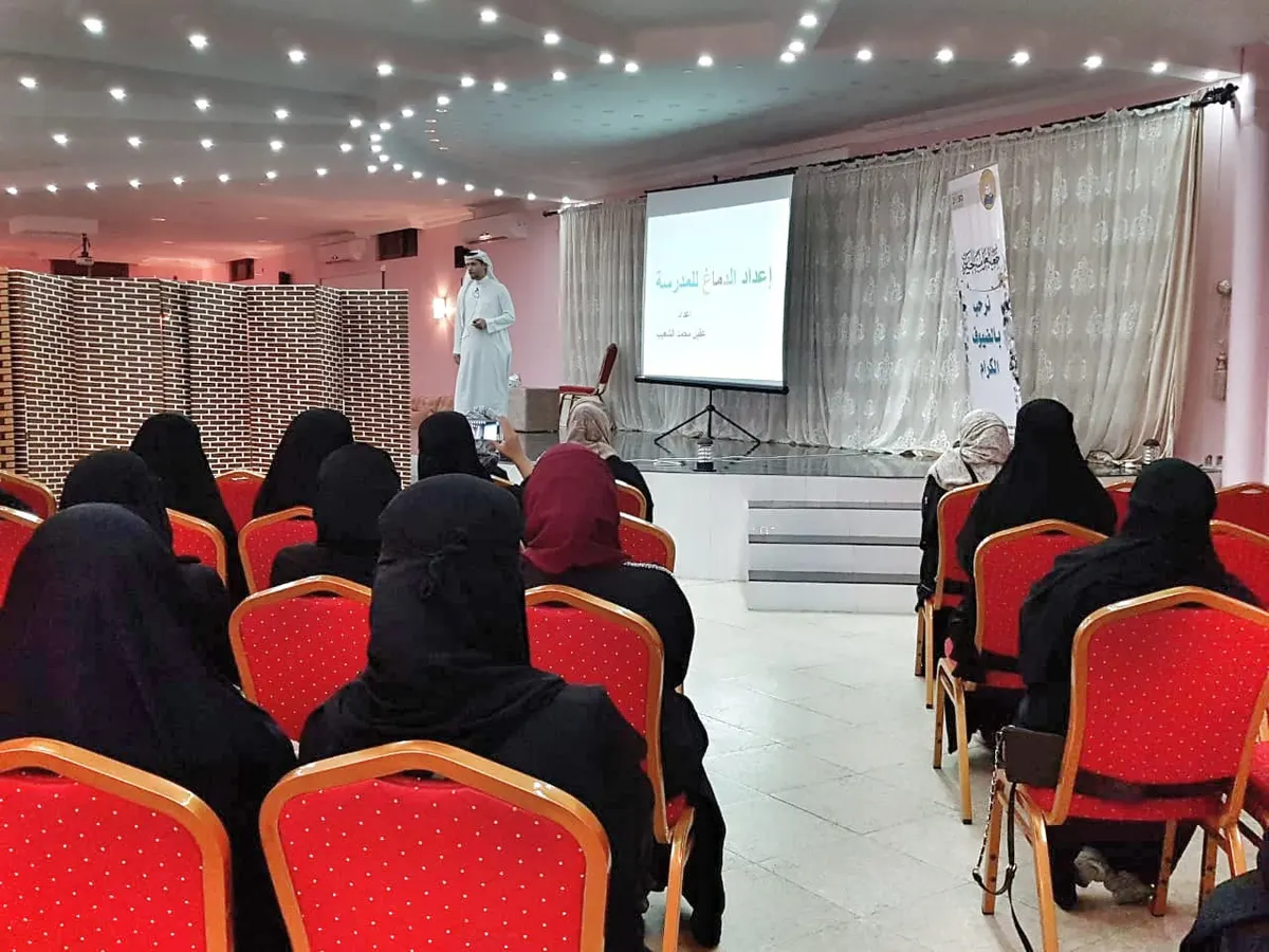 في العوامية.. الشعيب يرشد 50 رجلًا وسيدة لـ«إعداد الدماغ للمدرسة»