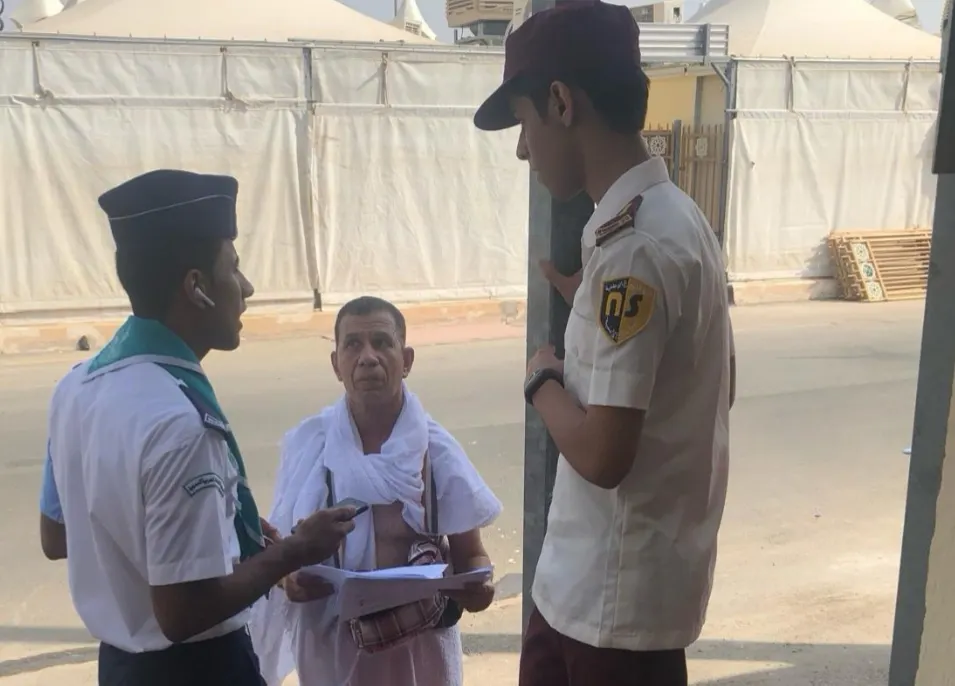 بالصور.. كشافة تقنية القطيف تشارك في خدمة ضيوف الرحمن