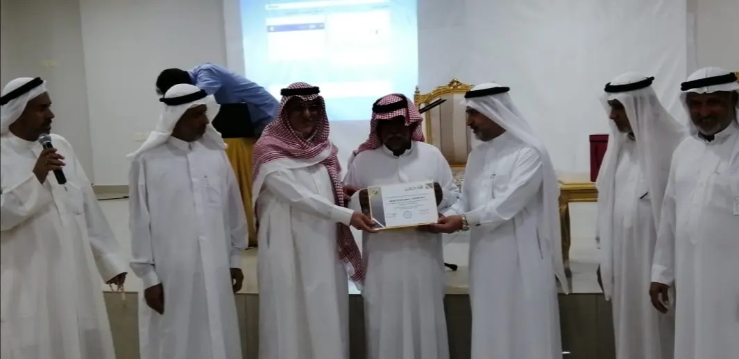 بعد 30 عامًا في خدمة خيرية تاروت.. آل درويش على منصة تكريمها