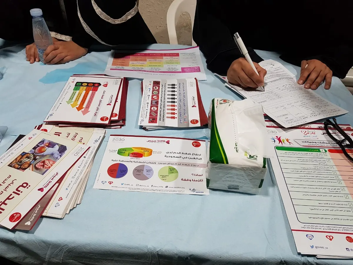 في مسجد بالعوامية.. سيدات يخضعن للكشف عن الضغط والسكر