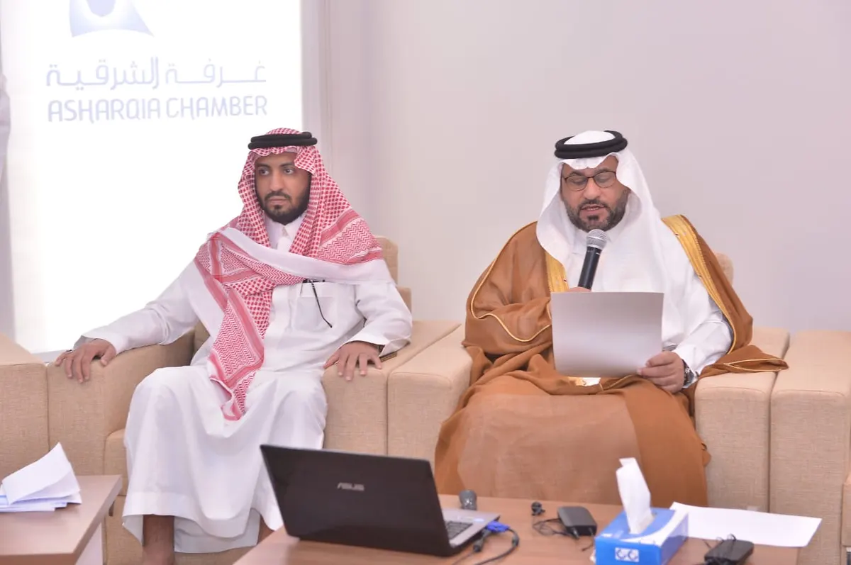 محافظ القطيف: التنسيق جارٍ بين البلدية والكهرباء لإصدار تصاريح الضاحية والخزامى