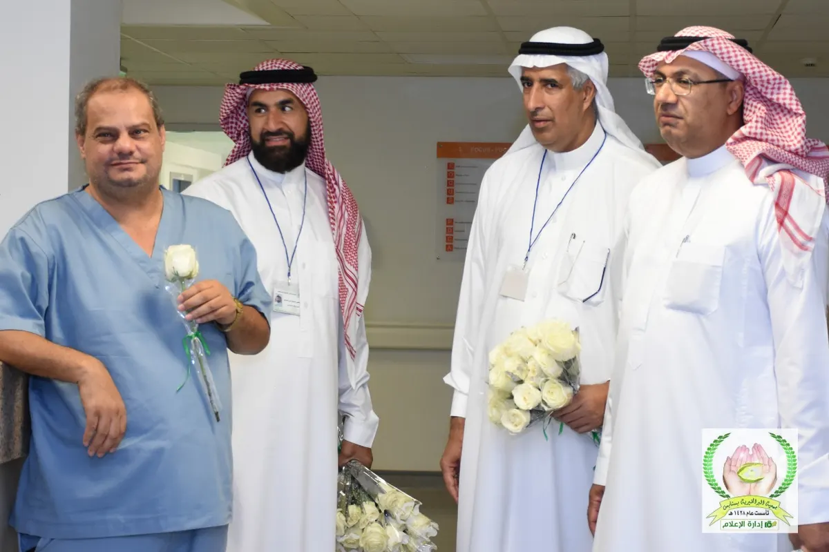 في مركزي القطيف.. «بر سنابس» تشارك المرضى والكادر الطبي الفرحة بيوم الوطن