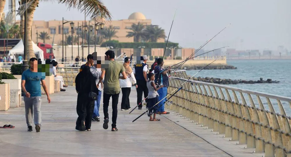 لائحة «الذوق» تدخل حيز التنفيذ.. غرامات لمرتدي الملابس غير اللائقة ونشر الإعلانات في الطرق دون ترخيص