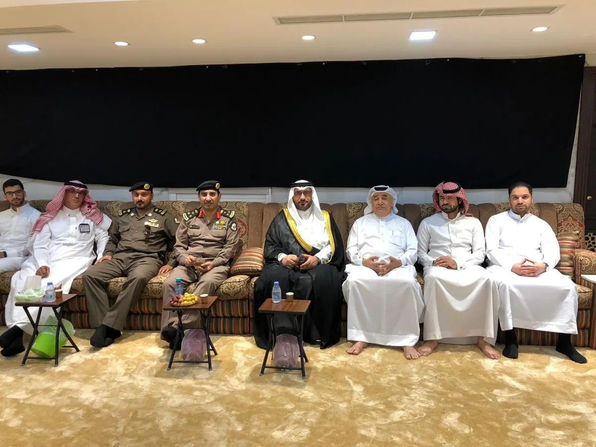 في تاروت.. محافظ القطيف يعزي أسرة العبدرب الأمير