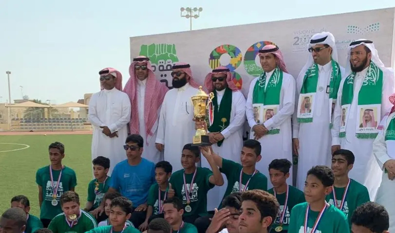 مدير تعليم الشرقية يتوِّج متوسطة سيهات بكأس البطولة التنشيطية لكرة القدم
