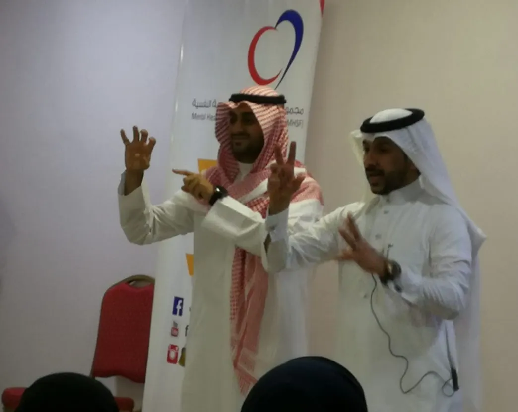 في القطيف.. أصم يدرب 100 رجل وسيدة على لغته