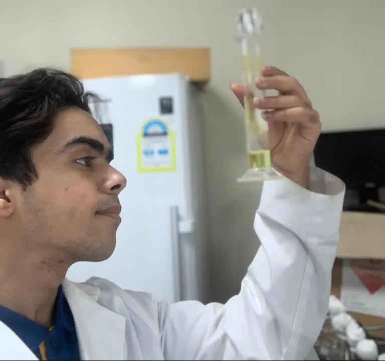 من أم الحمام.. بعد ابتكاره طريقة لتسريع نمو النبات.. «آل شبيب» يفوز بمنحة في جامعة المؤسس