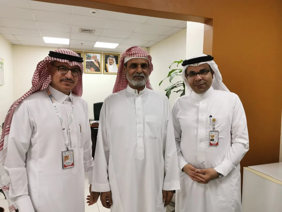 في مستشفى القطيف.. مواطن يكمل تبرعه الـ100 بالدم