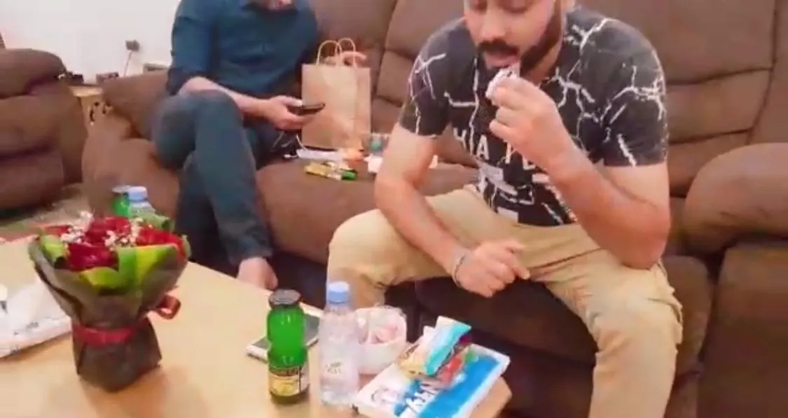 في القطيف.. فلاش يضع ضيافة المولود الجديد تحت النقد