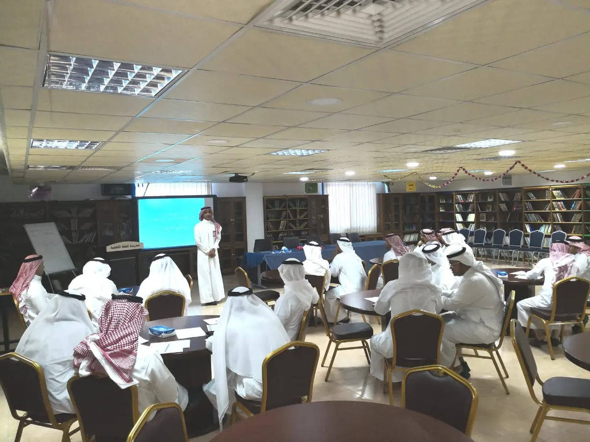 في القطيف.. آل مطر يدرب 27 تربويًا على «قواعد السلوك والمواظبة»