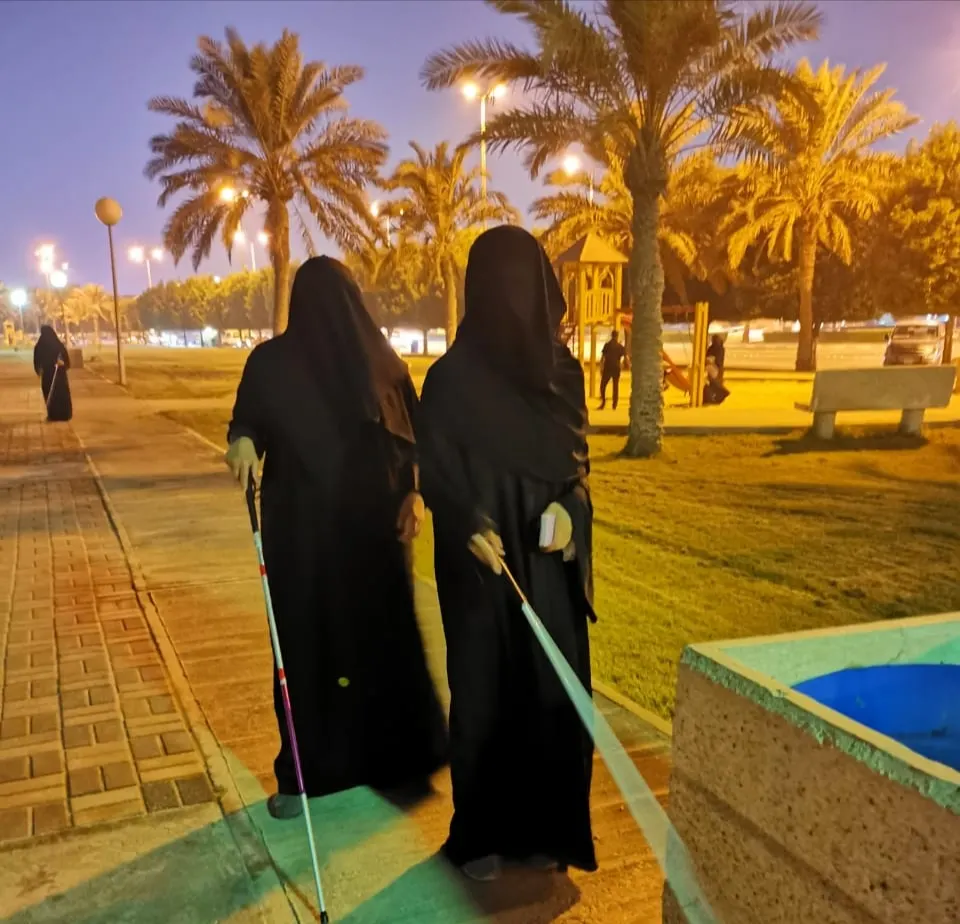 على كورنيش القطيف.. كفيفات يبصرن بالعصا البيضاء