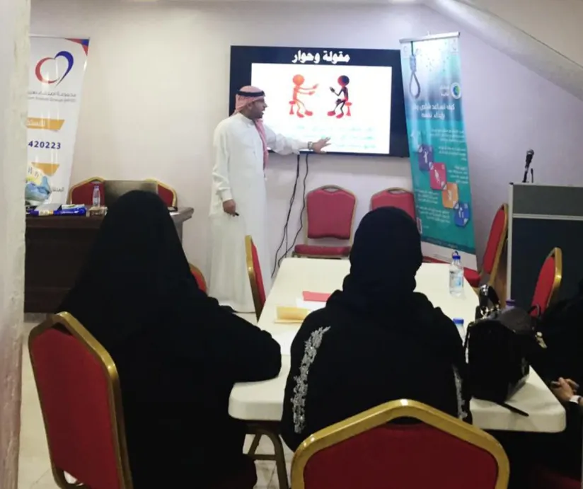 في القطيف.. آل مهنا يشارك أمهات ومربيات تعليم الأطفال بالخيط والخرز