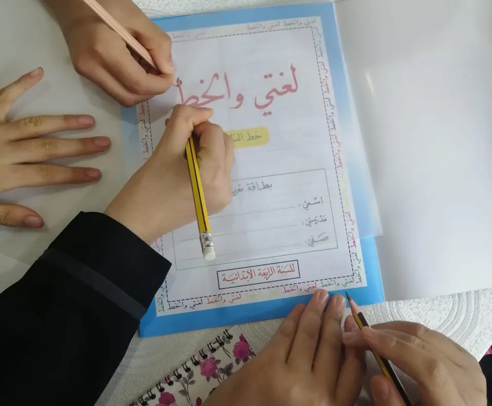 من صفوى.. أبو علي تبحر بـ«1000 زهرة» في عالم الخط العربي
