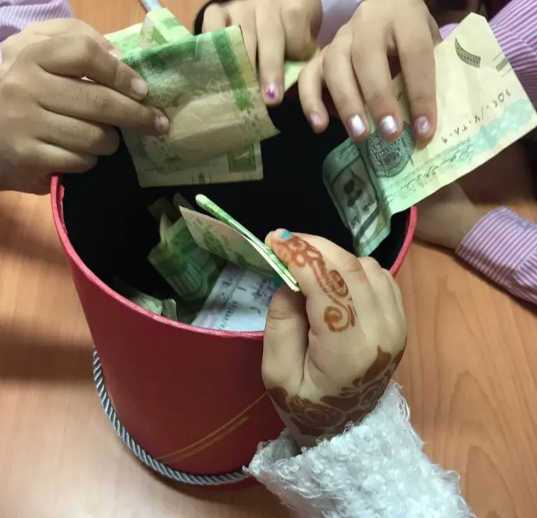 في البحاري.. بريال واحد.. فتيات يرسمن الابتسامة على وجوه المرضى بـ«يوم الطفل العالمي»
