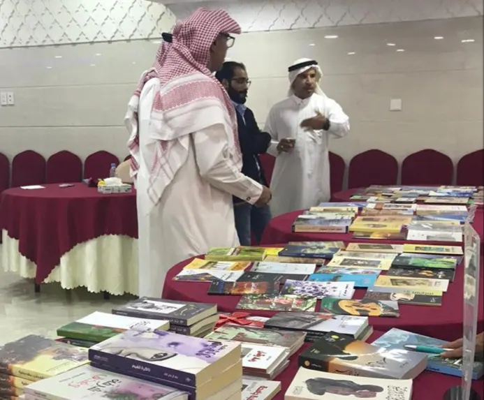 جمعهم معرض كتاب مصغر بالقطيف.. أدباء ومثقفون في «ن والقلم»