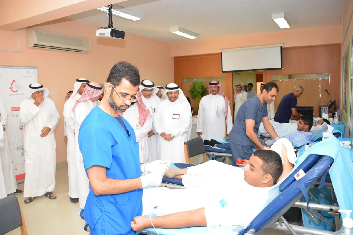 في القطيف.. 100 متبرع في أول أيام «دمي فداء لوطني»