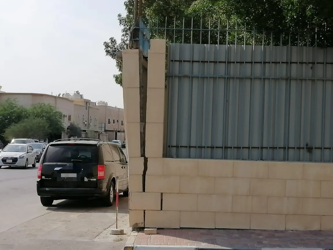 آيل للسقوط ويهدد المركبات والمارة.. سور المعهد الصناعي بالقطيف