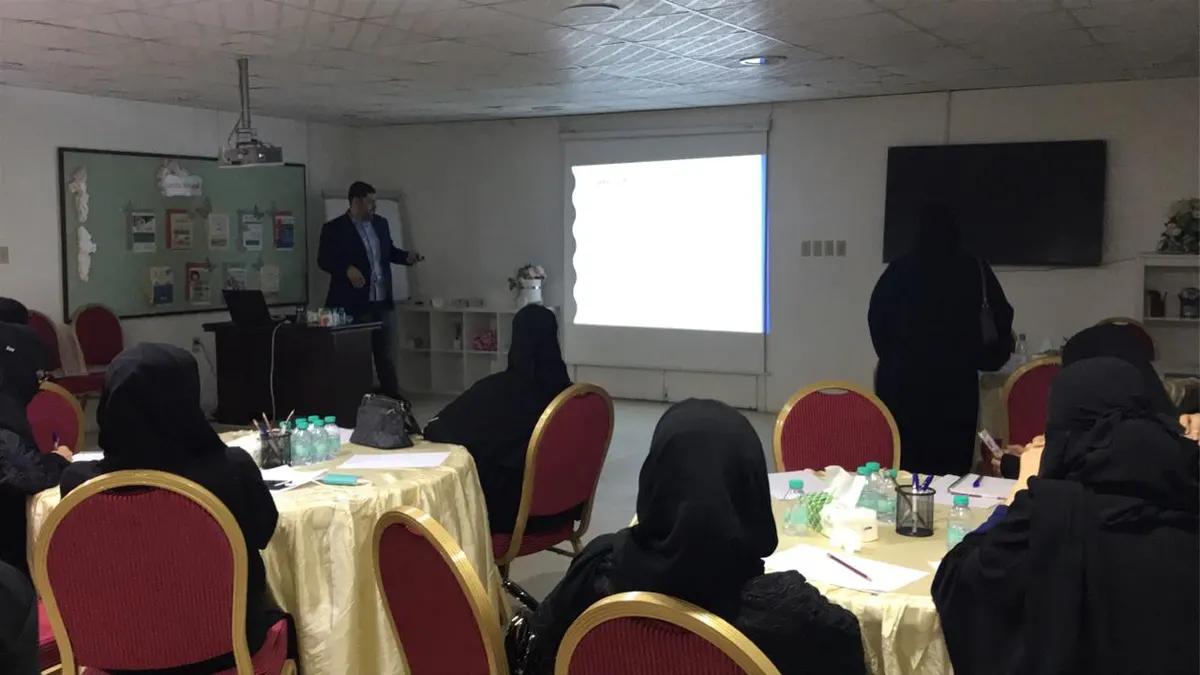 في سيهات.. محقق: شركات عالمية تتجسس عليكم ووسائل التواصل المجانية تستخدكم كسلع