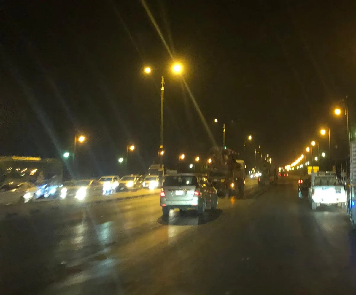 على طريق هدلة القطيف.. سيارة تدهس دراجة نارية وتصيب سائقها