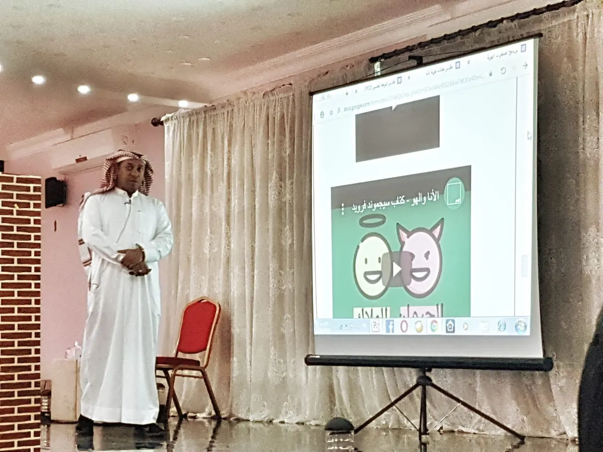 في العوامية.. آل عجيان يصنف المتزوج والمطلق بأوامر أمه بـ«معاق الهوية»