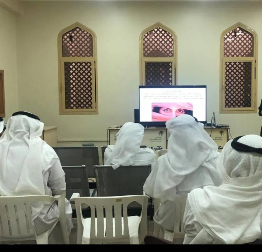 في القطيف.. الجمعان تدرب موظفي «العمل» على التواصل مع العملاء بـ«لغة الجسد»