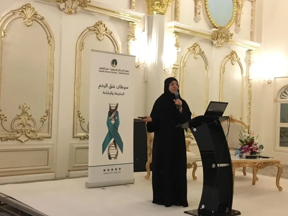 اختصاصيون وأطباء يعرضون «حقائق عن سرطان الثدي».. في القطيف