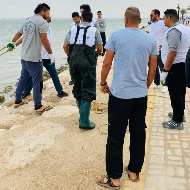 في شاطئ الرامس.. الأجواء تنكب الحدّاقين وتجمع المتطوعين.. صور وفيديو